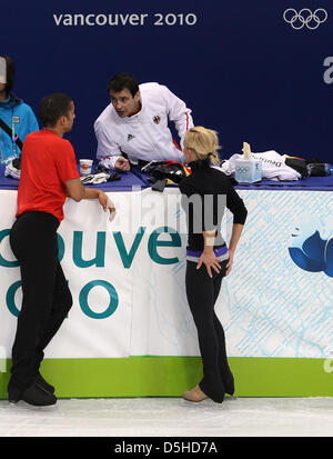 Les patineurs paires Aliona Savchenko et Robin Szolkowy (L) de l'Allemagne parler à leur entraîneur Ingo Steuer (M) au cours de leur programme court de patinage artistique la session de formation au Pacific Coliseum, Vancouver, Canada, le 11 février 2010. Les Jeux Olympiques de Vancouver en 2010 commencera le 12 février. Photo : Daniel Karmann  + + +(c) afp - Bildfunk + + + Banque D'Images