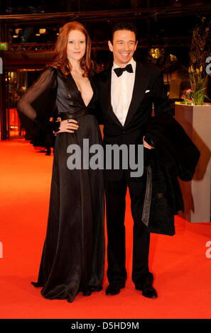 Modèle allemand Barbara Meier et son petit ami, producteur Oliver Berben, arrivent pour la première du film 'Tuan Yuan (apart together) exécuté en compétition Jeudi, 11 février 2010, au cours de la 60e Berlinale festival international du film de Berlin. Photo : Soeren Stache Banque D'Images