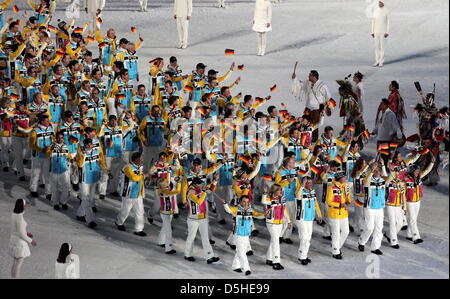 Les athlètes allemands agitent leurs drapeaux lors de la cérémonie d'ouverture des Jeux Olympiques de 2010 à Vancouver, au BC Place Stadium, Vancouver, Canada, le 12 février 2010. Photo : Daniel Karmann dpa  + + +(c) afp - Bildfunk + + + Banque D'Images