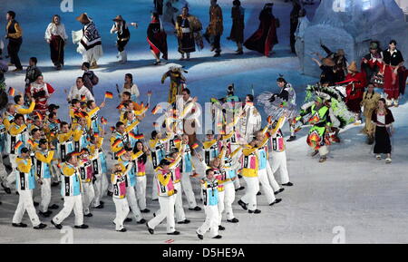 Les athlètes allemands agitent leurs drapeaux lors de la cérémonie d'ouverture des Jeux Olympiques de 2010 à Vancouver, au BC Place Stadium, Vancouver, Canada, le 12 février 2010. Photo : Daniel Karmann dpa  + + +(c) afp - Bildfunk + + + Banque D'Images