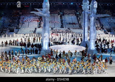 Les athlètes allemands agitent leurs drapeaux lors de la cérémonie d'ouverture des Jeux Olympiques de 2010 à Vancouver, au BC Place Stadium, Vancouver, Canada, le 12 février 2010. Photo : Daniel Karmann dpa  + + +(c) afp - Bildfunk + + + Banque D'Images