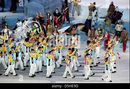 Les athlètes allemands agitent leurs drapeaux lors de la cérémonie d'ouverture des Jeux Olympiques de 2010 à Vancouver, au BC Place Stadium, Vancouver, Canada, le 12 février 2010. Photo : dpa, Daniel Karmann Banque D'Images