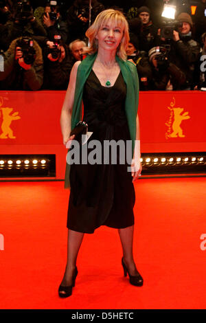 Doris Schroeder-Koepf, épouse de l'ancien chancelier allemand, arrive pour la première du film 'The Ghost Writer' au cours de la 60e Berlinale Festival International du Film de Berlin, Allemagne, 12 février 2010. Le festival se déroule jusqu'au 21 février 2010. Photo : Hubert Boesl Banque D'Images