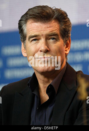 Pierce Brosnan acteur irlandais né assiste à la conférence de presse du film 'The Ghost Writer' au cours de la 60e Berlinale festival international du film de Berlin, Allemagne, 12 février 2010. Le festival se déroule jusqu'au 21 février 2010. Photo : Hubert Boesl Banque D'Images