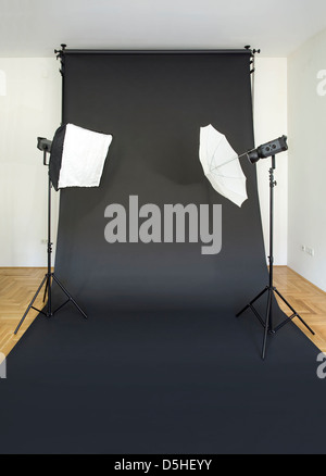 Studio Photo vides avec des lumières et toile noire Banque D'Images