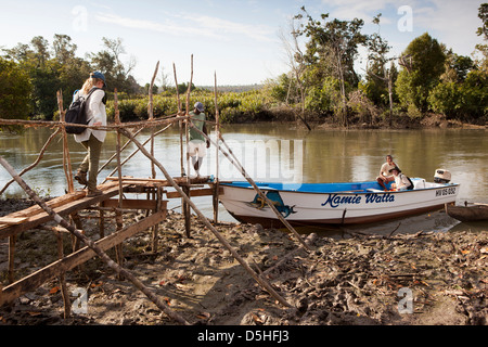 Madagascar, l'exploitation, la recherche de la rivière Mariarano Wallacea boat Banque D'Images