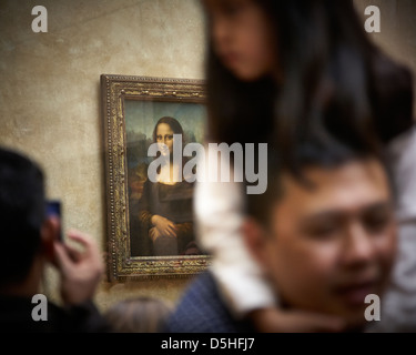 La Joconde de Léonard de Vinci au Louvre Paris avec les touristes Banque D'Images