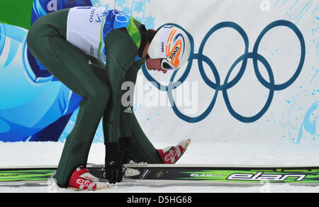 Tino Edelmann de l'Allemagne dans l'aire d'arrivée après son saut dans la partie du saut à ski Combiné nordique pendant les Jeux Olympiques de 2010 à Vancouver, Whistler, Canada, 14 février 2010. Photo : Peter Kneffel Banque D'Images