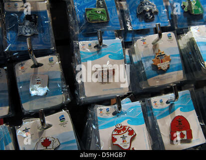 Les broches sont affichées dans une Souvenir-Shop pendant les Jeux Olympiques de 2010 à Vancouver, à Whistler, Canada, 14 février 2010. Photo : Peter Kneffel Banque D'Images