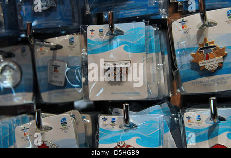 Les broches sont affichées dans une Souvenir-Shop pendant les Jeux Olympiques de 2010 à Vancouver, à Whistler, Canada, 14 février 2010. Photo : Peter Kneffel Banque D'Images