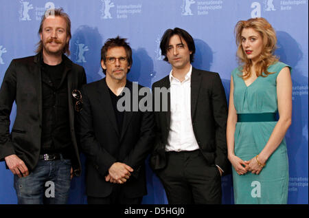 (L-R) l'acteur britannique Rhys Ifans, Greta Gerwig acteurs américains et Ben Stiller et Noah Baumbach directeur nous assister à l'appel de la photo du film 'Greenberg' au cours de la 60e Berlinale Festival International du Film de Berlin, Allemagne, 14 février 2010. Photo : Hubert Boesl Banque D'Images