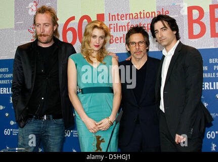 (L-R) l'acteur britannique Rhys Ifans, Greta Gerwig acteurs américains et Ben Stiller et Noah Baumbach directeur nous assister à l'appel de la photo du film 'Greenberg' au cours de la 60e Berlinale Festival International du Film de Berlin, Allemagne, 14 février 2010. Photo : Hubert Boesl Banque D'Images