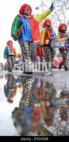 Les personnes s'habille comme clowns mars dans la parade du Carnaval lundi à Duesseldorf, Allemagne, 15 février 2010. Paraphrasant le président américain Obama's dictum, Duesseldorrf's parade est sur le thème le Jeck - nous pouvons !'. Photo : JULIAN STRATENSCHULTE Banque D'Images