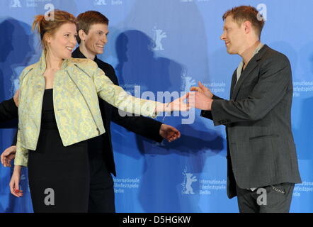 (L-R) actrice autrichienne Franziska Weisz, directeur Allemand Benjamin Heisenberg et acteur Autrichien Andreas Lust posent au cours de la photo pour le film 'Le Voleur' lancé en compétition au 60e Festival International du Film de la Berlinale à Berlin, Allemagne, 15 février 2010. Le festival se déroule jusqu'au 21 février 2010. Photo : TIM BRAKEMEIER Banque D'Images