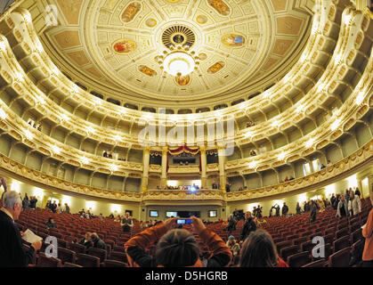 La salle de concert de fête de l'Opéra Semper de Dresde vu éclairées pendant la journée portes ouvertes à Dresde, Allemagne, 15 février 2010. L'Opéra Semper célèbre le 25e anniversaire de sa réouverture en 1985. Une série de concerts mettant en vedette des artistes tels que Quasthoff baryton et pianiste Barenboim soit jusqu'au 07 mars 2010. En février 1945 la bombe a détruit des raids alliés l'ancien S Banque D'Images