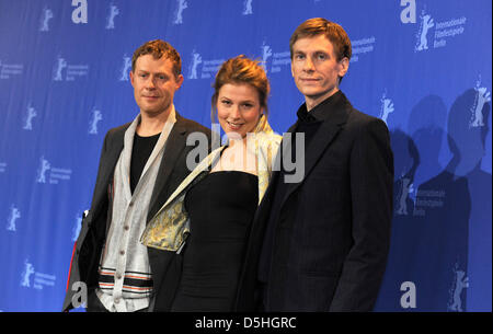 (L-R) acteurs Autrichien Andreas Lust, Franziska Weisz et réalisateur allemand Benjamin Heisenberg, assister à la photocall du film 'Le Voleur' ('Le Voleur') au cours de la 60e Berlinale Festival International du Film de Berlin le lundi 15 février 2010. Le festival se déroule jusqu'au 21 février 2010. 'Le Voleur' tourne à la compétition du festival. Photo : Marcus Brandt dpa/lbn  + + +(c) AFP Banque D'Images