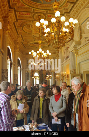 Les salle de concert fête de l'Opéra Semper de Dresde éclairées pendant la journée portes ouvertes à Dresde, Allemagne, 15 février 2010. L'Opéra Semper célèbre le 25e anniversaire de sa réouverture en 1985. Une série de concerts mettant en vedette des artistes tels que Quasthoff baryton et pianiste Barenboim soit jusqu'au 07 mars 2010. En février 1945 bombe alliée avait détruit le raids Banque D'Images