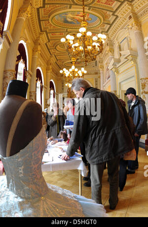 La salle de concert de fête de l'Opéra Semper de Dresde vu éclairées pendant la journée portes ouvertes à Dresde, Allemagne, 15 février 2010. L'Opéra Semper célèbre le 25e anniversaire de sa réouverture en 1985. Une série de concerts mettant en vedette des artistes tels que Quasthoff baryton et pianiste Barenboim soit jusqu'au 07 mars 2010. En février 1945 la bombe a détruit des raids alliés l'ancien S Banque D'Images