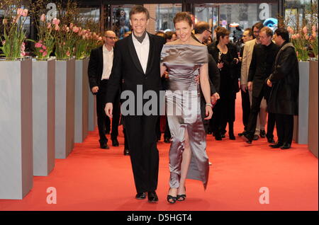 L'actrice autrichienne Franziska Weisz et réalisateur allemand Benjamin Heisenberg arrivent pour la première du film 'Le Voleur' ('Der Räuber') au cours de la 60e Berlinale Festival International du Film de Berlin le lundi 15 février 2010. Le festival se déroule jusqu'au 21 février 2010. 'Le Voleur' tourne à la compétition du festival. Photo : Tim Brakemeier dpa/lbn  + + +(c) afp - Bildfunk + + + Banque D'Images