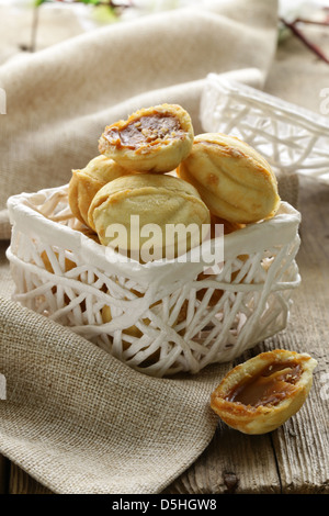 Les cookies dans la forme de noix dans un panier blanc Banque D'Images