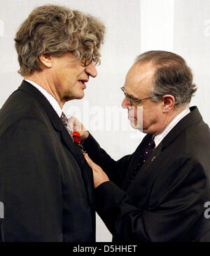 Ministre de la Culture Frederic Mitterand (R) awards cinéaste allemand Wim Wenders (L) avec l'Ordre National de la Légion d'honneur à Berlin, Allemagne, 15 février 2010. Photo : Wolfgang Kumm Banque D'Images