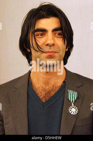 Ministre de la Culture Frederic Mitterand (non représenté) awards cinéaste Allemand Fatih Akin avec l'Ordre National de la Légion d'honneur à Berlin, Allemagne, 15 février 2010. Photo : Wolfgang Kumm Banque D'Images