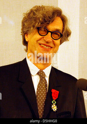 Ministre de la Culture Frederic Mitterand (non représenté) awards cinéaste allemand Wim Wenders avec l'Ordre National de la Légion d'honneur à Berlin, Allemagne, 15 février 2010. Photo : Wolfgang Kumm Banque D'Images