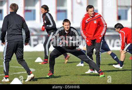 Le club allemand de Bundesliga FC Bayern Munich's (L-R) Philipp Lahm, Mario Gomez et Miroslav Klose, Ivica Olic et Danijel Pranjic au cours de formation finale à Munich, Allemagne, 16 février 2010. Bayern Munich visages Serie A italienne pour leur côté Fiorentina Ligue des Champions tour de 16 première partie le 17 février. Photo : Andreas GEBERT Banque D'Images