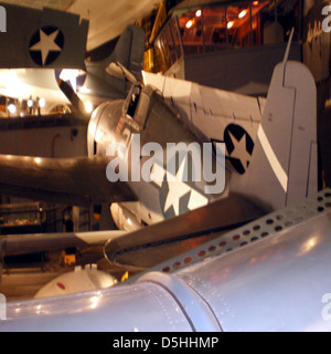 Le Grumman F6F Hellcat était un avion de chasse à porte-avions largement utilisé pendant la IIe Guerre mondiale connu pour son efficacité au combat, il a joué un rôle clé dans l'aviation navale. Cet avion est exposé au San Diego Air and Space Museum. Banque D'Images