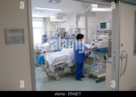 Nurse with patient sur l'unité de soins intensif Banque D'Images