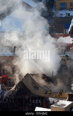 Les pompiers pour éteindre les incendies dans les maisons d'habitation dans le centre ville de Bad Saulgau, Allemagne, 17 février 2010. Au moins six maisons brûlées dans l'incendie. Les opérations de lutte contre les incendies continue, le feu a commencé aux alentours de 3 heures dans une maison de bois à moitié vide et se propager à l'autre cinq maisons. Photo : Jan-Peter Kaspar Banque D'Images