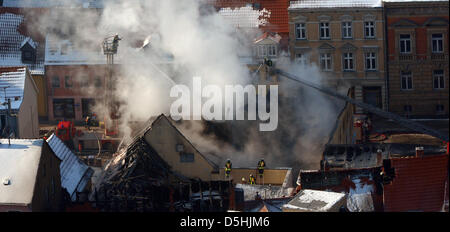 Les pompiers pour éteindre les incendies dans les maisons d'habitation dans le centre ville de Bad Saulgau, Allemagne, 17 février 2010. Au moins six maisons brûlées dans l'incendie. Les opérations de lutte contre les incendies continue, le feu a commencé aux alentours de 3 heures dans une maison de bois à moitié vide et se propager à l'autre cinq maisons. Photo : Jan-Peter Kaspar Banque D'Images