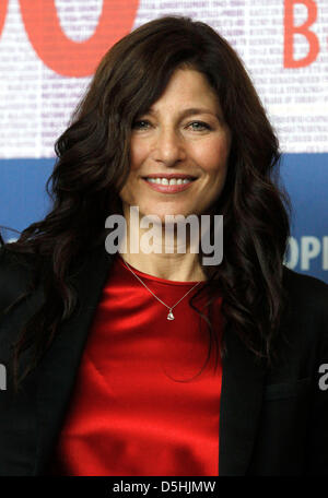 L'actrice Catherine Keener nous assiste à la conférence de presse sur le film "Veuillez donner' lancé dans la compétition au cours de la 60e Berlinale Festival International du Film de Berlin, Allemagne, 16 février 2010. Le festival se déroule jusqu'au 21 février 2010. Photo : Hubert Boesl Banque D'Images