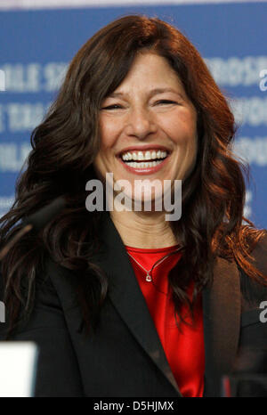 L'actrice Catherine Keener nous assiste à la conférence de presse sur le film "Veuillez donner' lancé dans la compétition au cours de la 60e Berlinale Festival International du Film de Berlin, Allemagne, 16 février 2010. Le festival se déroule jusqu'au 21 février 2010. Photo : Hubert Boesl Banque D'Images