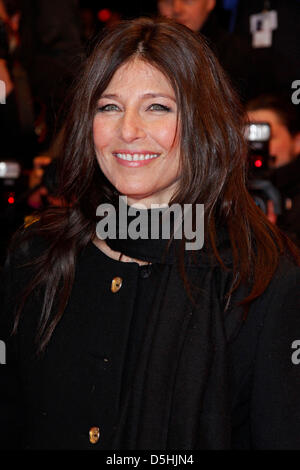 L'actrice Catherine Keener nous arrive pour la première du film 'Veuillez donner' lancé dans la compétition au cours de la 60e Berlinale Festival International du Film de Berlin, Allemagne, 16 février 2010. Le festival se déroule jusqu'au 21 février 2010. Photo : Hubert Boesl Banque D'Images