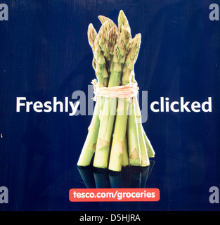 Bouquet d'asperges photo logo fraîchement cliqué sur Tesco UK, van de livraison Banque D'Images