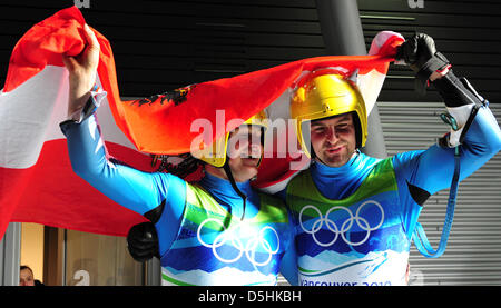 Andreas et Wolfgang (L) s'attarder d'Autriche célébrer dans l'aire d'arrivée lors du double Luge Hommes au Vancouver 2010 Jeux olympiques de Whistler, Canada, 17 février 2010. S'attarder l'équipe classée première. Photo : Peter Kneffel  + + +(c) afp - Bildfunk + + + Banque D'Images