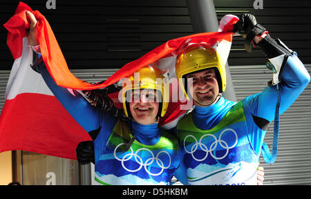 Andreas et Wolfgang (L) s'attarder d'Autriche célébrer dans l'aire d'arrivée lors du double Luge Hommes au Vancouver 2010 Jeux olympiques de Whistler, Canada, 17 février 2010. S'attarder l'équipe classée première. Banque D'Images