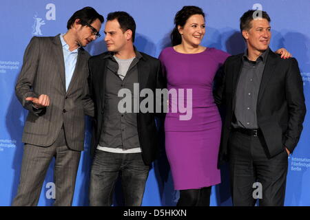 L'actrice allemande Martina Gedeck Tobias Moretti, acteur autrichien (R), réalisateur allemand Oskar Roehler (L) et de l'acteur allemand Moritz Bleibtreu assister à la photocall pour le film 'Juif Suss - Rise And Fall' ('Jud Süss - Film ohne Gewissen') s'exécutant en concurrence au cours de la 60e Berlinale Festival International du Film de Berlin, Allemagne, le jeudi 18 février 2010. Le festival se déroule jusqu'au 21 Banque D'Images