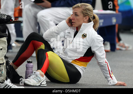 Anni Friesinger-Postma d'Allemagne parle à quelqu'un au téléphone après le 1000 m en patinage de vitesse à l'anneau olympique de Richmond pendant les Jeux Olympiques de Vancouver en 2010, Vancouver, Canada, 18 février 2010.  + + +(c) afp - Bildfunk + + + Banque D'Images