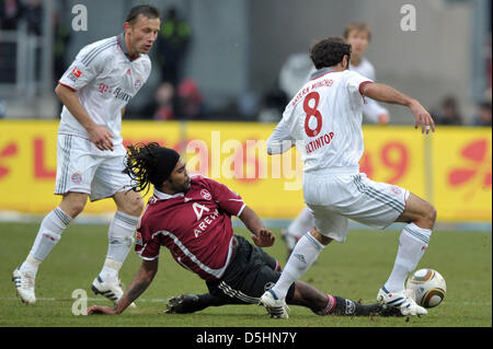 De Nuremberg et Munich Breno's Hamit Altintop (R) et Ivica Olic rivalisent pour la balle au cours de la Bundesliga allemande de Nuremberg match contre le Bayern de Munich à easyCredit-Stadium à Nuremberg, Allemagne, 20 février 2010. Le jeu endede 1-1. Photo : DAVID EBENER (ATTENTION : EMBARGO SUR LES CONDITIONS ! Le LDF permet la poursuite de l'utilisation des images dans l'IPTV, les services mobiles et autres technologies nouvelles Banque D'Images