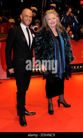 L'actrice allemande Hanna Schygulla et directeur slovène Tomaz Pandur arrivent pour la cérémonie de clôture de la 60e Berlinale Festival International du Film de Berlin, Allemagne, samedi, 20 février 2010. Jusqu'à 400 films sont présentés chaque année dans le cadre de la Berlinale programme public. La Berlinale est divisé en différentes sections, chacune avec son propre profil. Photo : Soeren Stache Banque D'Images