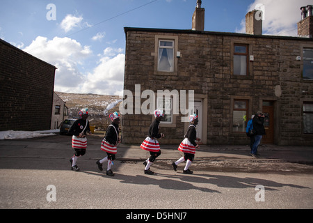 Le Coconutters Morrismen du Britannia limite de frontière dans la danse Bacup , Lancashire . Coconut Banque D'Images