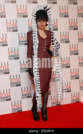 La chanteuse britannique Paloma Faith arrive à la 2010 Style ELLE Awards au Grand Connaught Rooms in Paris, France, 22 février 2010. Le magazine de mode's cérémonie annuelle de remise des prix coïncide avec la London Fashion Week et reconnaît des personnalités du monde du spectacle et de la mode. Photo : Hubert Boesl Banque D'Images