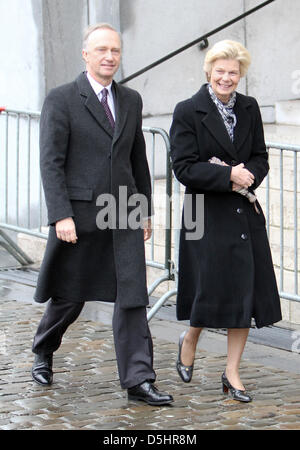 Carl-Christian Archiduc d'Autriche (L) et l'Archiduchesse Marie-Astrid d'Autriche (R) arrivent pour une messe spéciale commémorant des membres décédés de la famille royale belge à Onze-Lieve-Vrouwe Church à Bruxelles, Belgique, 23 février 2010. Photo : Patrick van Katwijk Banque D'Images