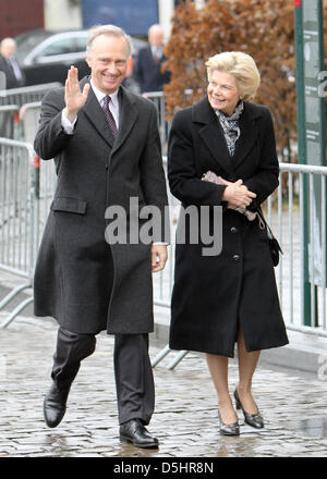 Carl-Christian Archiduc d'Autriche (L) et l'Archiduchesse Marie-Astrid d'Autriche (R) arrivent pour une messe spéciale commémorant des membres décédés de la famille royale belge à Onze-Lieve-Vrouwe Church à Bruxelles, Belgique, 23 février 2010. Photo : Patrick van Katwijk Banque D'Images