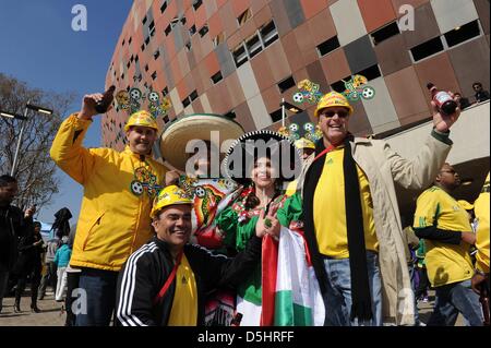 Mexique et d'Afrique du Sud les partisans cheer avant la cérémonie d'ouverture de la Coupe du Monde 2010 à Soccer City Stadium de Johannesburg, Afrique du Sud 11 juin 2010. Photo : Achim Scheidemann dpa - veuillez vous reporter à http://dpaq.de/FIFA-WM2010-TC  + + +(c) afp - Bildfunk + + + Banque D'Images