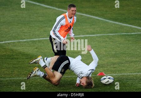 Bastian Schweinsteiger l'Allemagne (en haut) et Stefan Kiessling pendant une session de formation de l'équipe nationale de football allemande en Super Stadium à Atteridgeville près de Pretoria, Afrique du Sud, le 21 juin 2010. Photo : Marcus Brandt dpa Banque D'Images