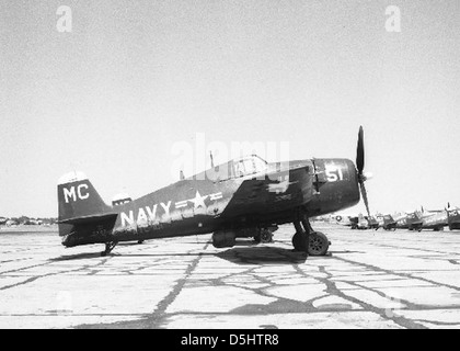 Cette photographie montre le Grumman F6F-5 Hellcat, un avion clé utilisé par la marine américaine pendant la IIe Guerre mondiale. Il a été photographié à Dallas Love Field et fait partie de la collection du San Diego Air and Space Museum, mettant en valeur son rôle dans l'aviation navale. Banque D'Images