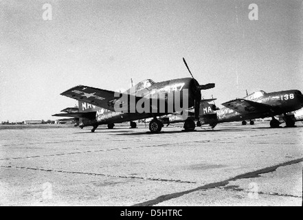 Le Grumman F6F-5 Hellcat, un chasseur basé sur porte-avions, a été l'un des avions les plus réussis de la IIe Guerre mondiale. Ce modèle particulier, 79361, a servi avec l'ATU-1 à Dallas Love Field en 1952, continuant son rôle dans l'aviation militaire d'après-guerre. Banque D'Images